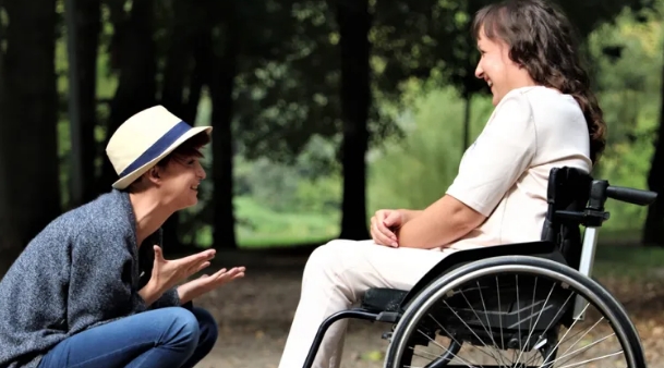 Frau im Rollstuhl adoptiert Jungen und gibt ihm ein erstaunliches Leben; er hilft ihr im Gegenzug wieder zu gehen – Story des Tages